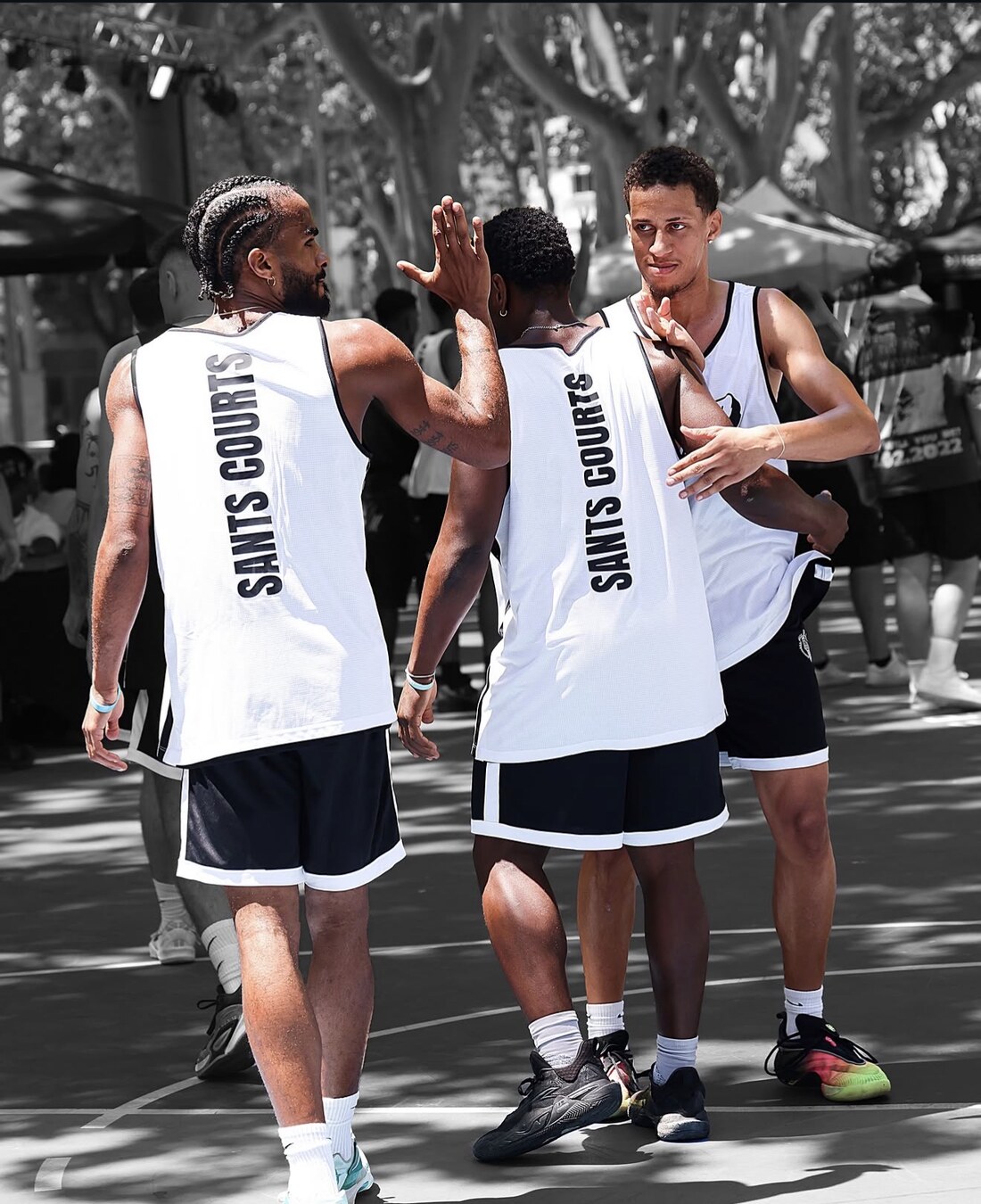 Jugadores saludándose en una pista de baloncesto