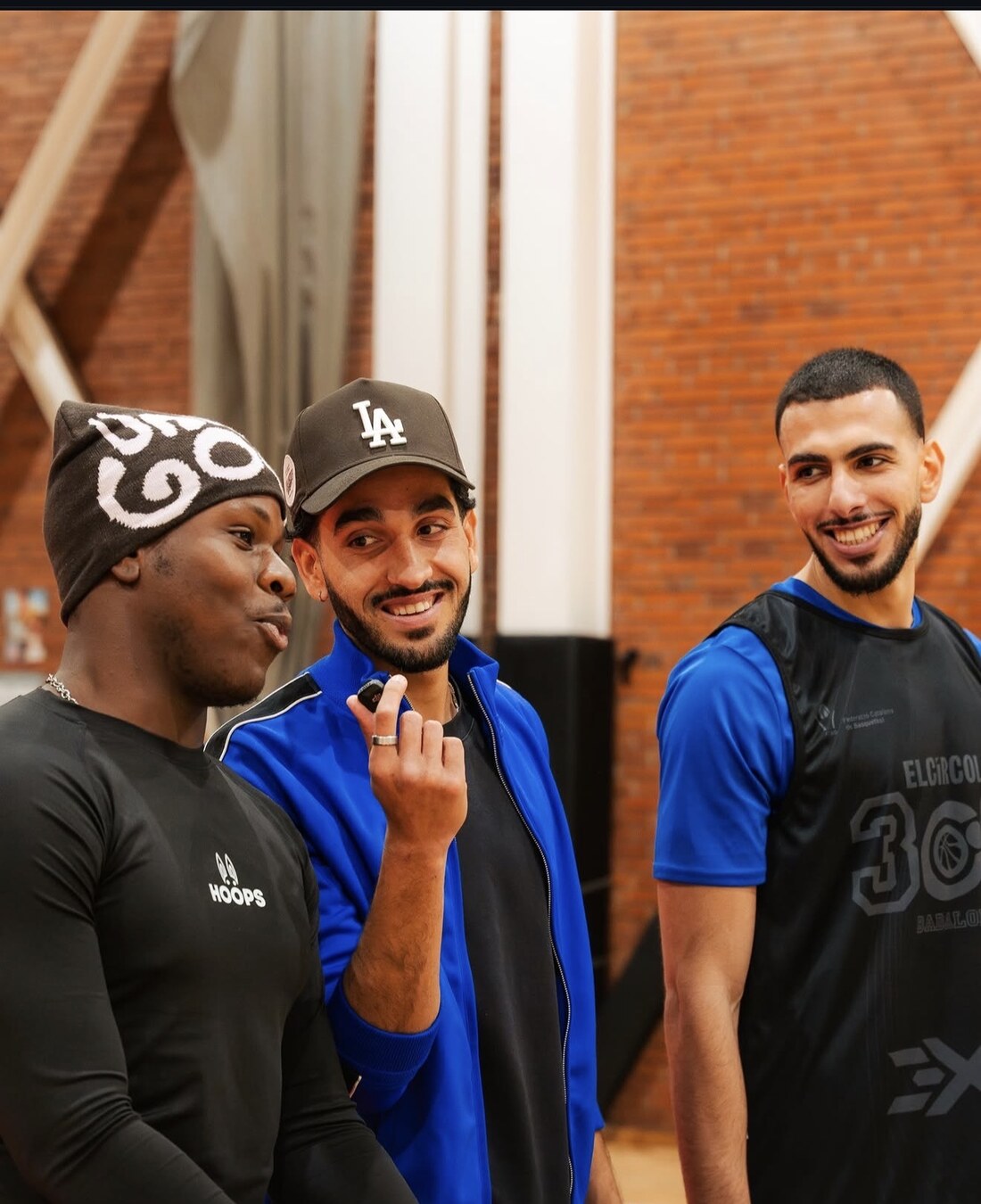 Jugadores compartiendo un momento durante un encuentro de baloncesto