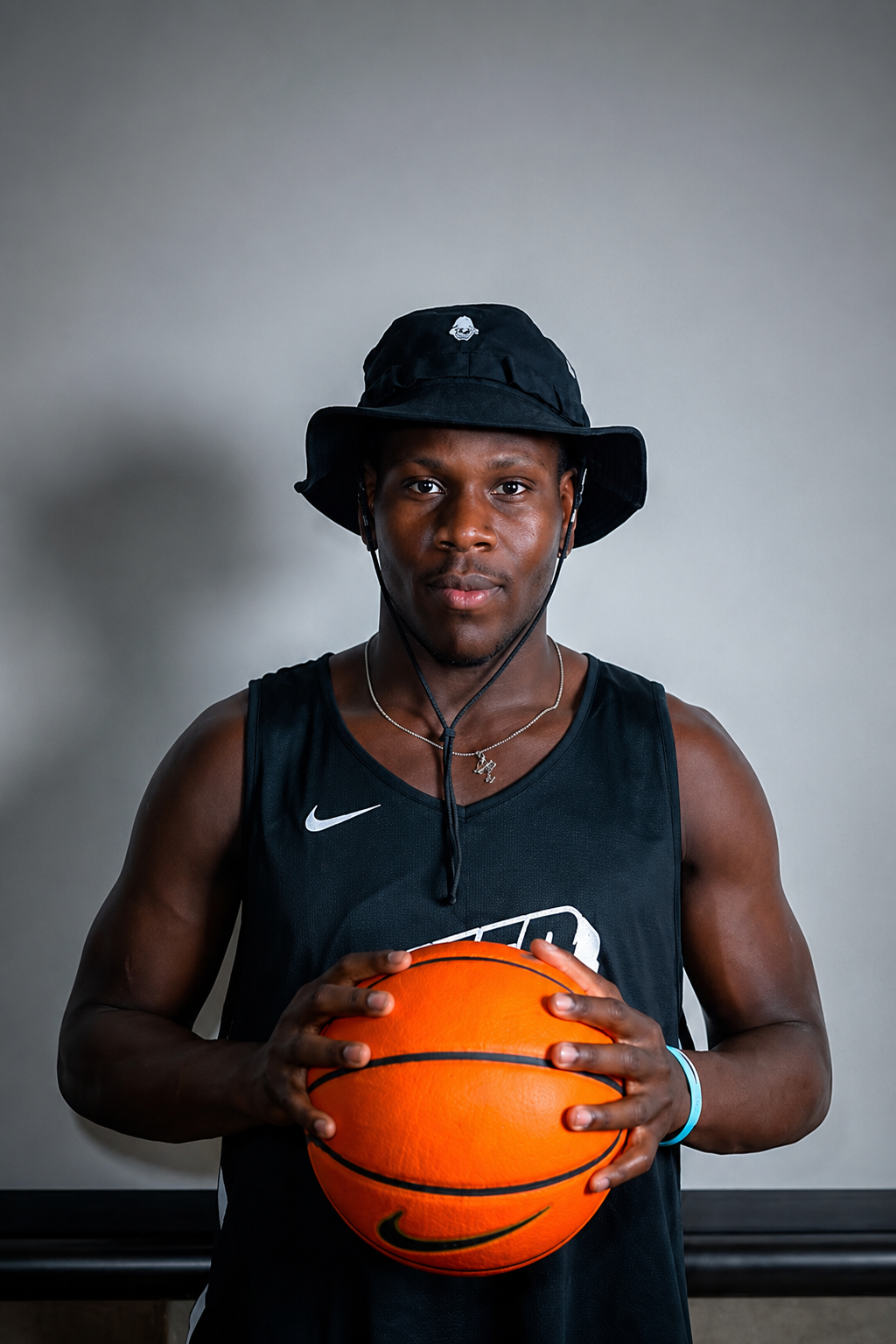 Ongu sosteniendo un balón de baloncesto