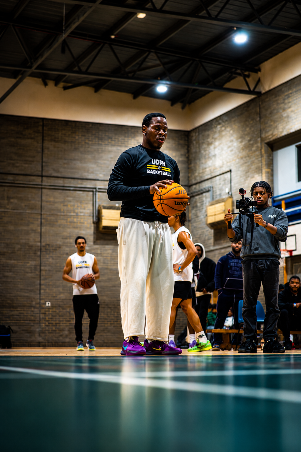 Ongu con un balón durante un encuentro de baloncesto
